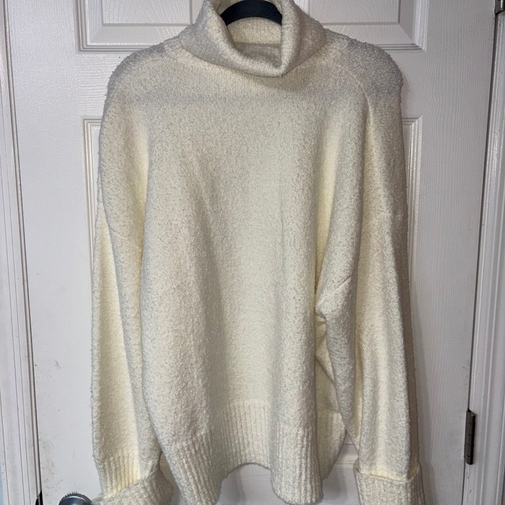 WHITE COMFY SWEATER